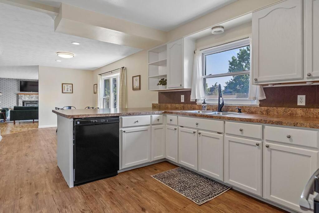 Roomy 5 Bed 3 Bath Fire Place Large Outdoor Space Rapid City Exteriör bild