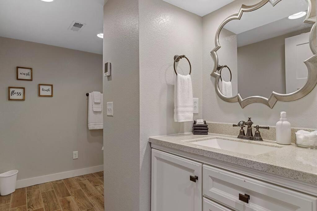 Roomy 5 Bed 3 Bath Fire Place Large Outdoor Space Rapid City Exteriör bild